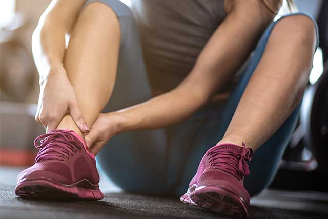 準備運動をしている女性