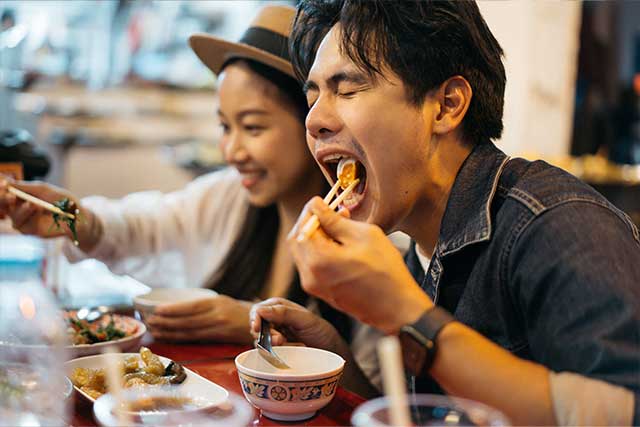 食事をしている男性