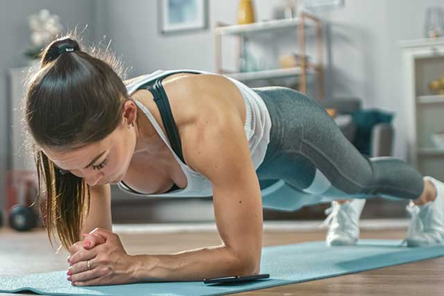 トレーニング中の女性