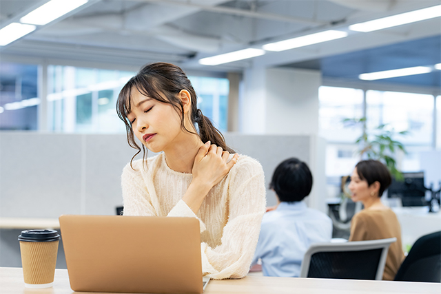 肩に違和感を感じる女性