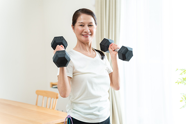 自宅で筋トレをする女性