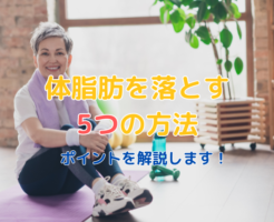 座っている女性