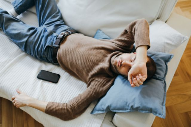 ソファで寝ている男性