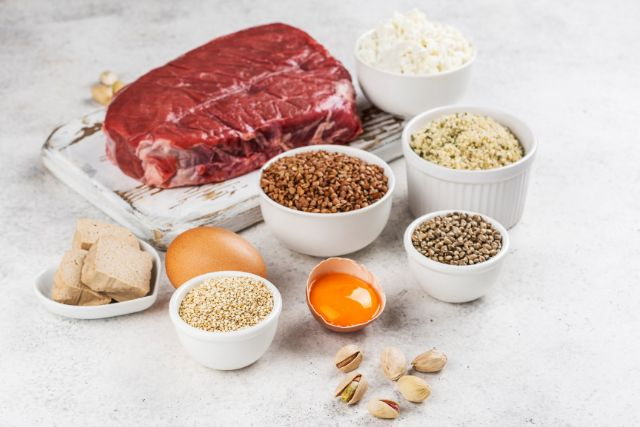 タンパク質を摂取できる生肉と卵と麦などの食べ物