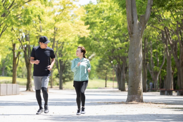 外でランニングしている男女