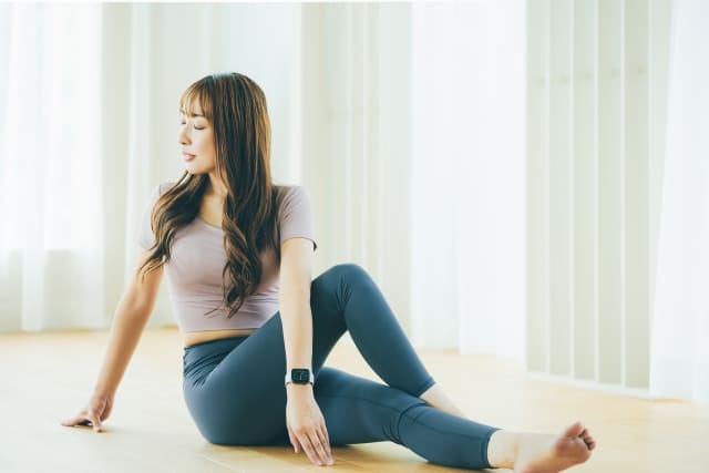 女性がストレッチをしている様子