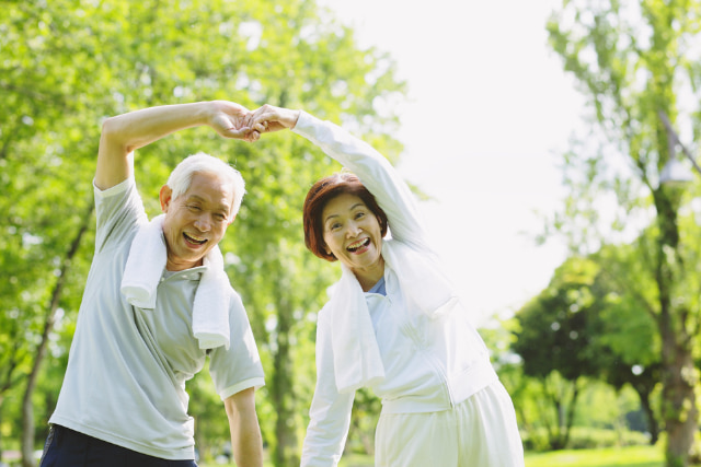 運動する老夫婦