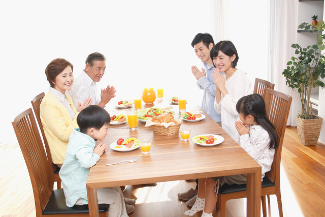 家族で食事をする風景