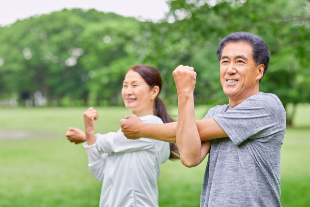 外で運動をしている中高年