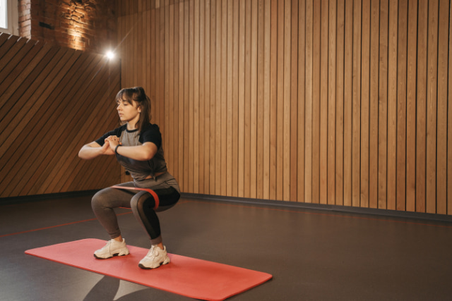 スクワットをしている女性