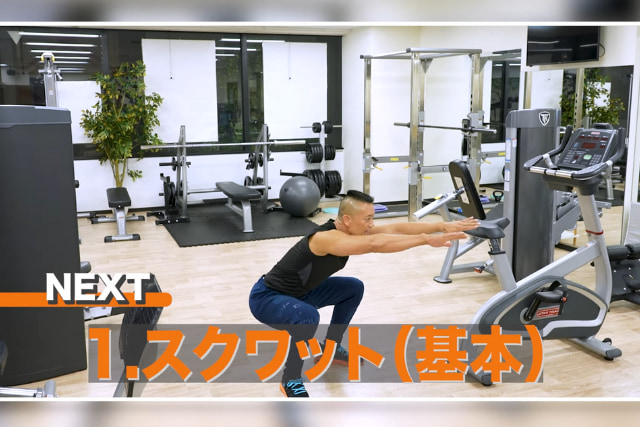 スクワットをしている男性
