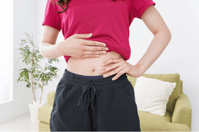 腰回りに手を当てる女性