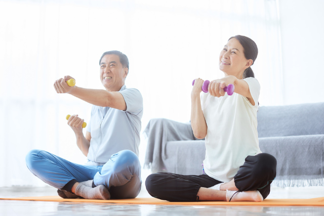 筋トレする高齢者