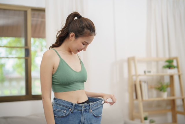 お腹が痩せた女性