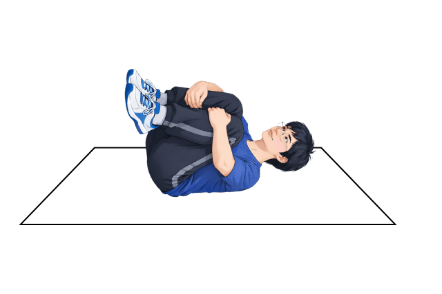 背中を丸めるストレッチを行う男性