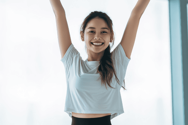 伸びをしている女性