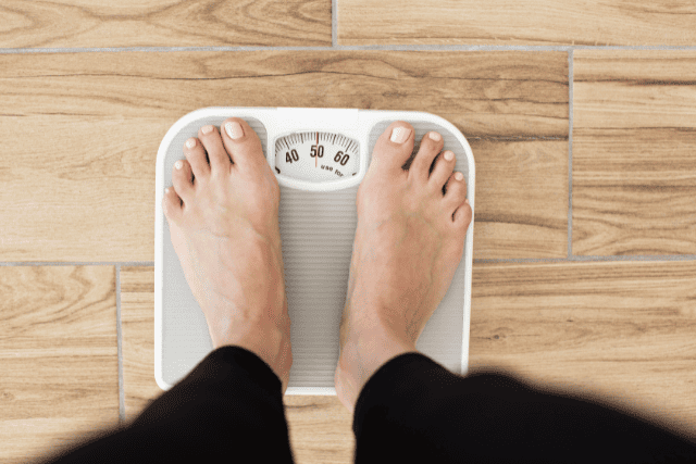 体重計に乗っている足元