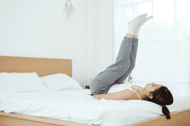 部屋でストレッチする女性