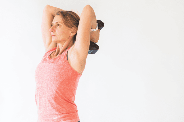 ダンベルを持ち上げる女性