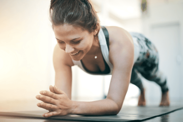 プランクをしている女性