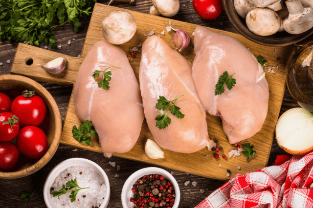 鶏むね肉などのヘルシーな食べ物