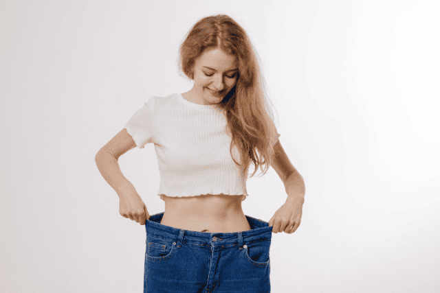 緩くなったズボンを履く女性