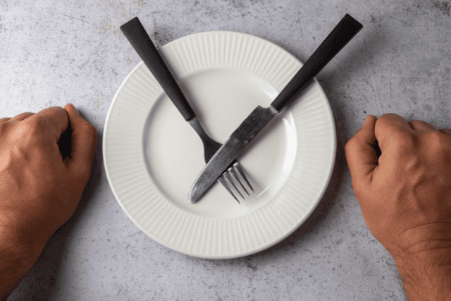 皿の上に食器だけがある様子