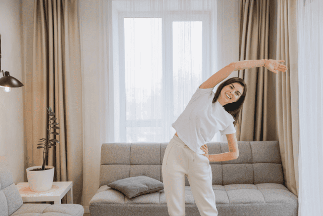 部屋で運動をする女性