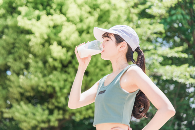 運動中に飲み物を飲む女性