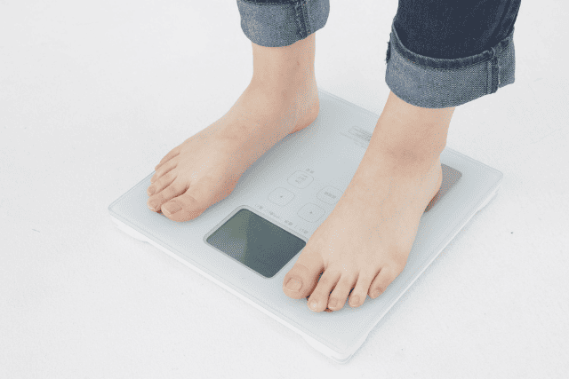 体重計に乗っている人の足