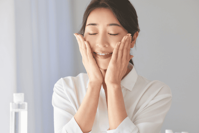 肌を保湿している女性